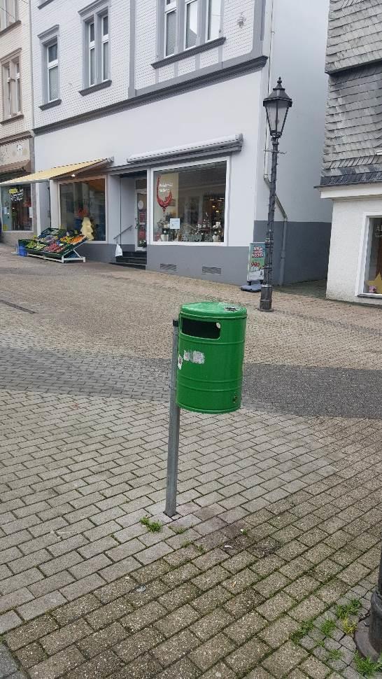 Abfallbehälter im Innenstadtbereich