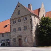 das so genannte Herrenhaus mit der anschließenden Ehemalige Vogtei bzw. Verwalterhaus des landgräflichen Gutes, erbaut 1606-08 unter Landgraf Moritz, als Nachfolgegebäude der klösterlichen Vogtei.