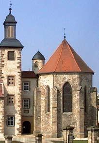 Die Klosterkirche Inmitten des Klostergevierts fanden sich bei Ehemalige den Ausgrabungen Scherben handgeformter Klosterkirche um Keramik, die eine Besiedlung des Platzes zu 1280 eingewölbt.