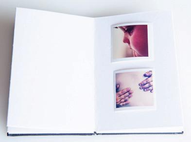 Seiten aus einem einfachen Skizzenbuch mit Miniaturbildern aus einer Fotoserie in unterschiedlicher Anordnung.