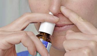 Nase und Atemwege Sprays und Salben für die Nase helfen bei trockenen Nasenschleimhäuten. Besonders wirksam ist reines Sesamöl.