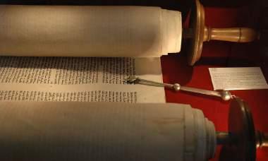 Tora, die hebräische Bibel die aus den fünf Büchern Moses besteht In der Synagoge Am ersten Tag des Festes findet in der Synagoge der Morgengottesdienst statt.
