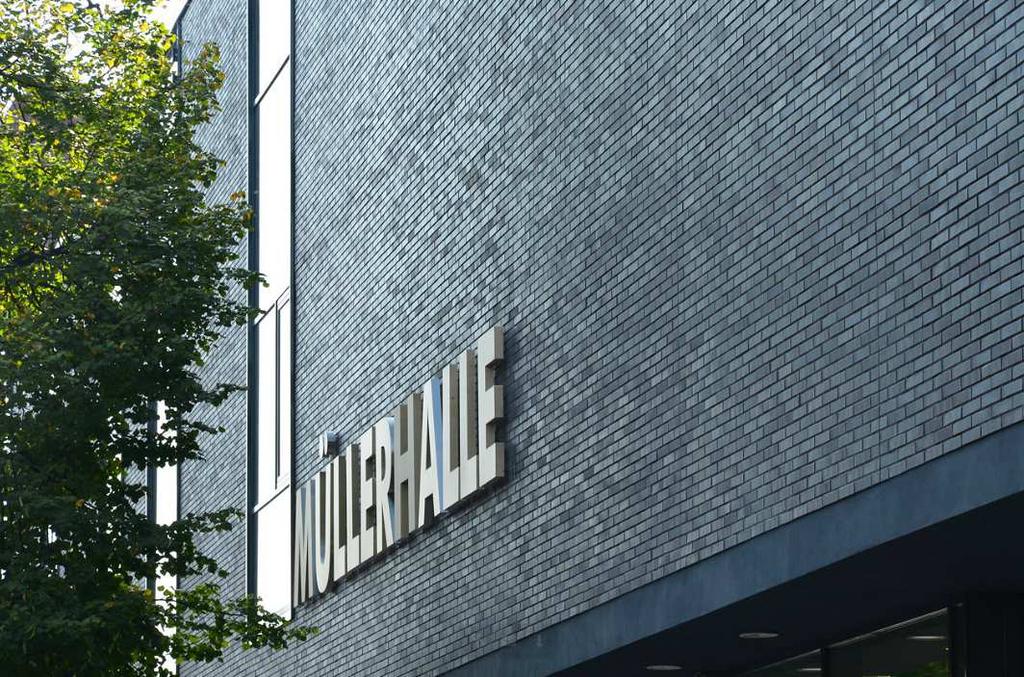Klare Linienführung: Neubau der Müllerhalle in Berlin Die neue Müllerhalle in Berlin Wedding hebt sich durch eine anthrazitfarbene Riemchen-Fassade von ihrer Umgebung ab.