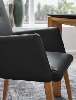 Zu den weiteren Vorzügen der Stühle gehört der besondere Sitzkomfort dank eines raffinierten, leicht flexiblen Rückenteils.