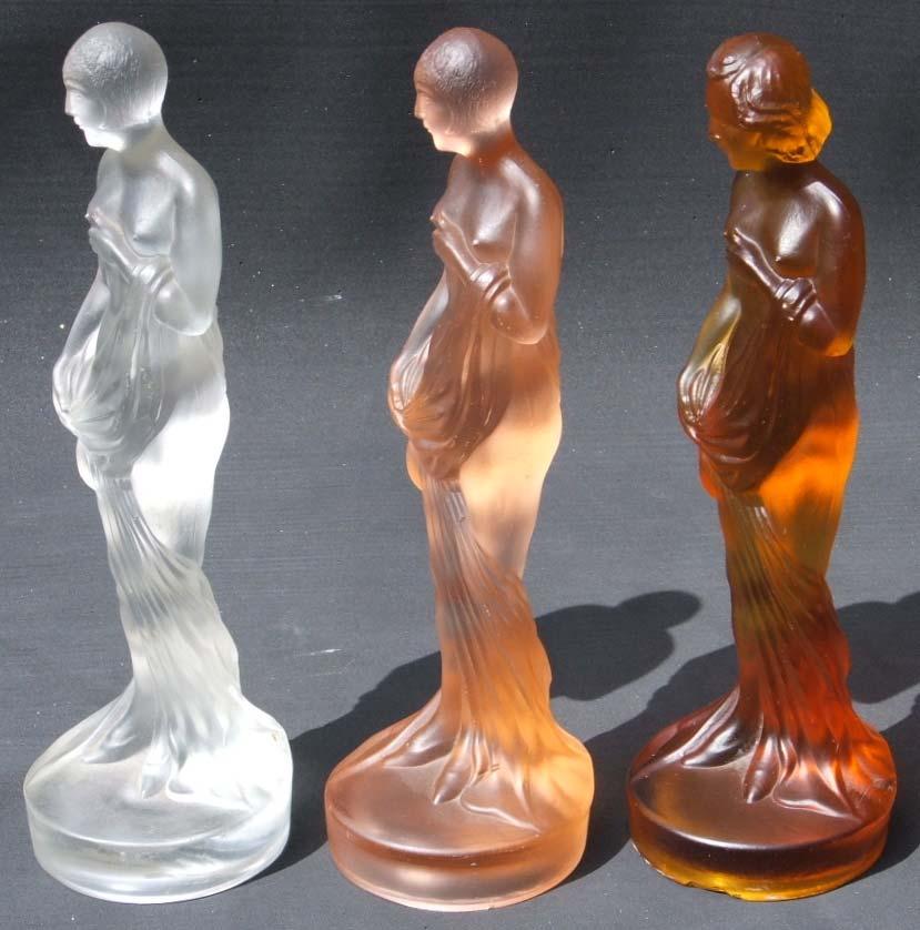 Abb. 2005-4/238 Figurinen von Art Déco Ladies (mit Bubikopf bzw. Dauerwelle ) farbloses, rosa- und bernstein-farbiges, mattiertes Pressglas, Figuren H ca.