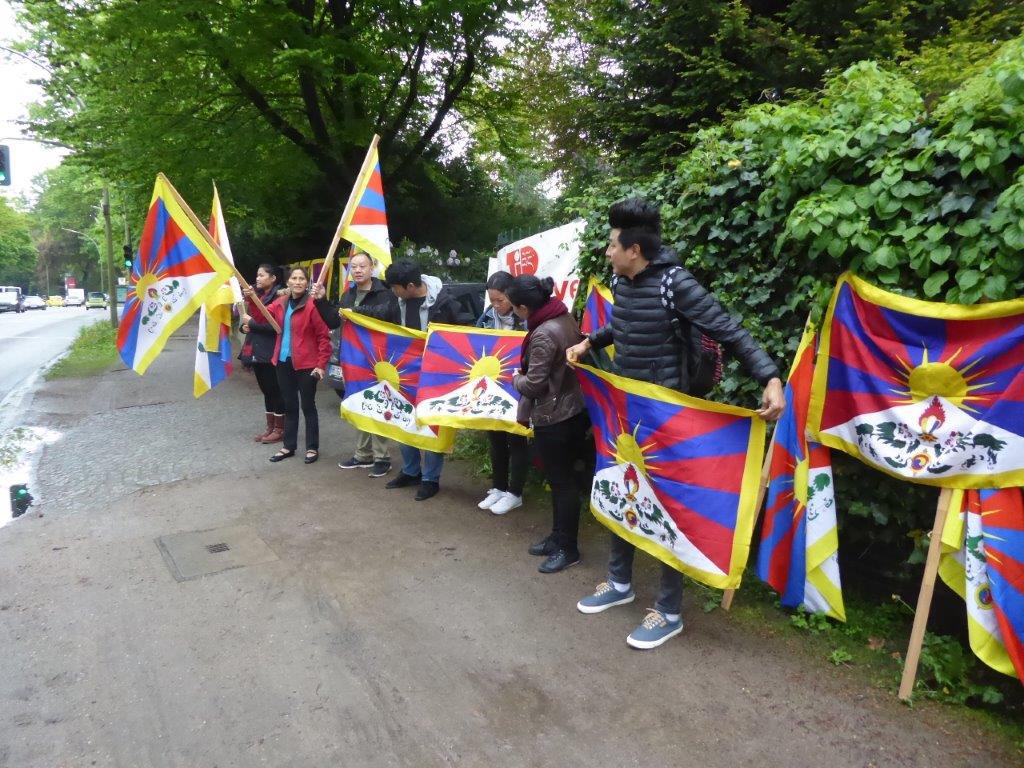 2017 mit Tibetern und Tibetfreunden Mahnwache der Gesellschaft für