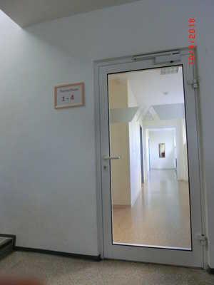 Auf folgende zu nutzende Türen wird hingewiesen: Flurtür/ Brandschutztür zu den Zimmern1-4, Flurtür/ Brandschutztür Tür Terrassentür Terassentür am