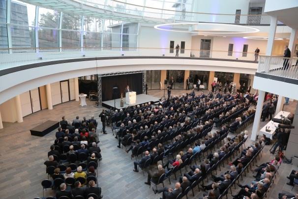 Rechts neben ihm der bayerische Ministerpräsident Markus Söder, der in seiner Rede die herausragende Leistung des