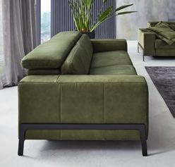 rechts, mit motorischer Relaxfunktion Sofa in Stoff oliv, Kufe und Metallfuß schwarz matt, ca.