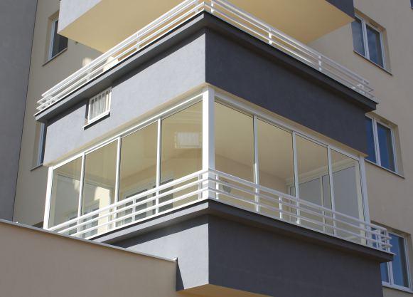 Die Fenster einer rahmenlosen Balkonverkleidung lassen sich so anordnen, dass sie eine völlig bündige und einheitliche Fläche mit der Fassade bilden.