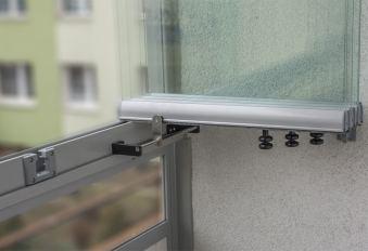 Durch die Verwendung spezieller rostfreie Lager lassen sich die Fenster mühelos in beide Richtungen bewegen.