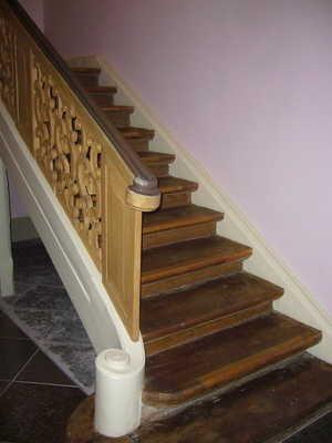 Treppe zwischen Erdgeschoss und 1. Stock Vorhandene Schwellen/Stufen: 29 Höhe der Schwelle/Stufe: 16 cm Die Treppe hat gerade Läufe. Die Treppe hat einen einseitigen Handlauf.