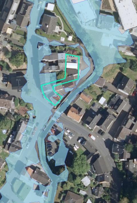 Abbildung 4-1: Überflutungsflächen HQ100 (flächig blau), links: aktualisierter Istzustand, rechts: Planzustand, Baugrenze (grün) Der Wasserspiegel HQ100 im Planzustand liegt gegenüber dem