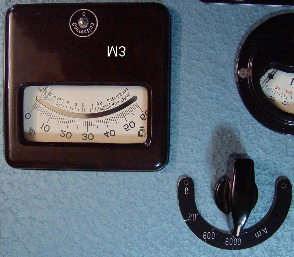 Lautsprecher an die an die blaue Buchse und die Anodenleitung der Sockelschalter gelegt. Das Voltmeter M4 mißt bei Stellung Ua des Schalters Ua/Ug2 die angelegte Spannung relativ zur Kathodenleitung.