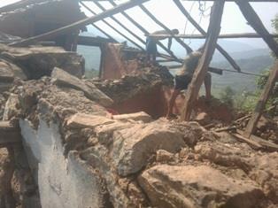 Hart betroffen ist auch Familie Neupane, deren erstes Stockwerk komplett eingestürzt ist. Mahendra Neupane ist auch in unserem Projekt.