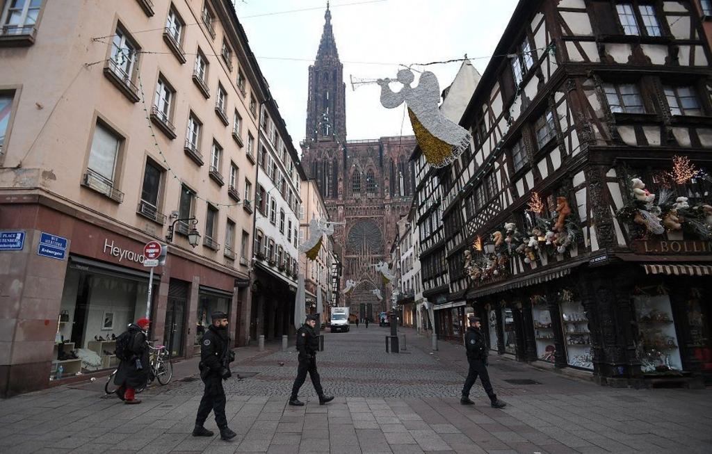 5 (Gendarmen auf Patrouille im Stadtzentrum von Straßburg nach dem tödlichen Anschlag. 16 ) Natürlich gibt es immer verschiedenen Gründe für einen Gladio-Terroranschlag.