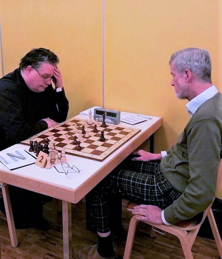 De4g4 Weiß mit Minusbauer macht offensichtlich ein Friedensangebot mit Damen-Tausch: Der Be6 wird mit Schachgebot angegriffen oder der Doppelbauer in der f-linie