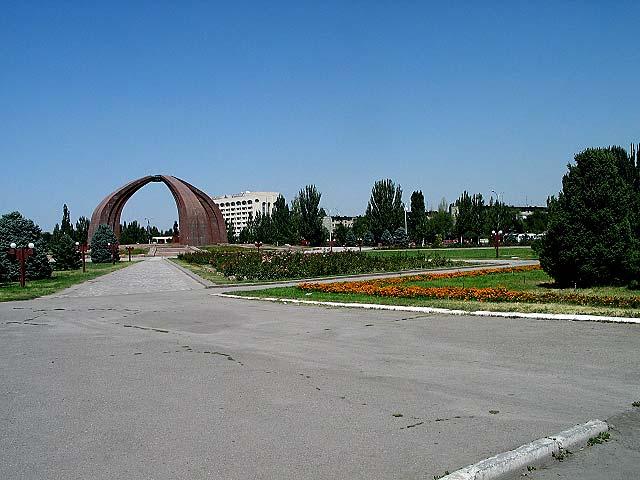 Eine ausgedehnet Steppenlandschaft zieht sich nordwestlich der Stadt bis weit ins Nachbarland Kasachstan.