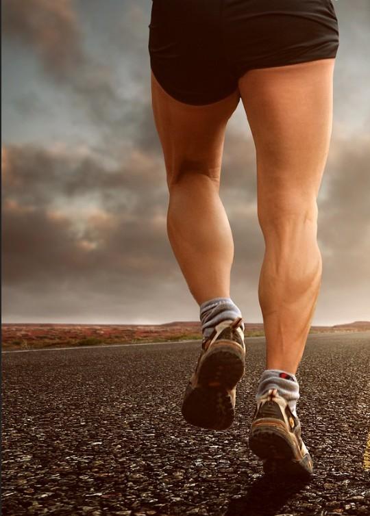 Das Läuferknie (Tractus iliotibialis Syndrom, Iliotibiales Bandsyndrom, Tractus Syndrom) ist die zweit häufigste Laufverletzung und die häufigste Laufverletzung mit Schmerzen an der Außenseite des