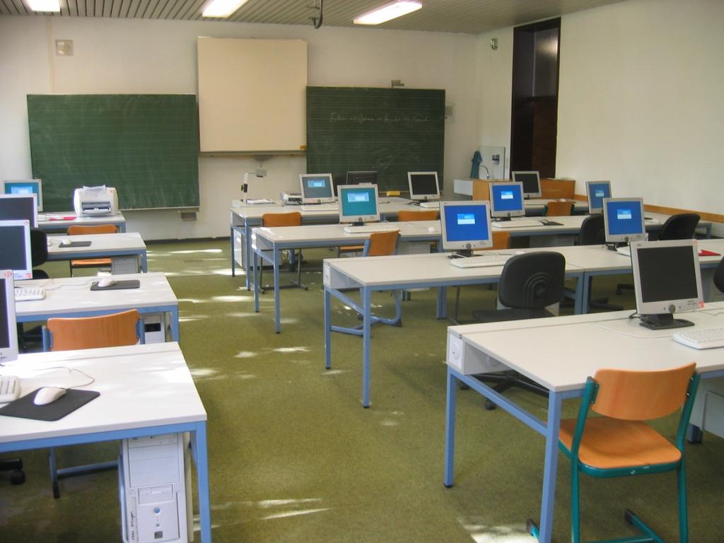 ca. 150 PC-Arbeitsplätze alle Klassenräume
