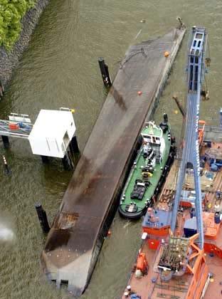 TMS "ENA 2" mit 960 to Schwefelsäure gekentert nach Kollision mit einem Containerschiff im Hamburger Hafen im Juni 2004 Seeunfalluntersuchung legt das