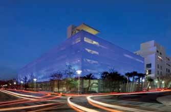 500 m² große Fassade des Parkhauses, bestehend aus insgesamt 49 Drahtgewebe-Paneelen, wird mit bodenseitig angebrachten LED-Leuchten farbig illuminiert und präsentiert sich gleichermaßen als