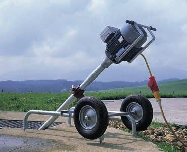 Zusammen mit dem SUMA Einhängebock EB2 zum Klemmen, können die Elektromixer in Hochbehältern bzw. Stahlbehältern eingesetzt werden.