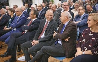 Liechtenstein und weltweit gar über 50 000. LIHK-Präsident Klaus Risch freute sich, die Vertreter der Mitgliedsunternehmen sowie viele Gäste aus Politik und Wirtschaft begrüssen zu dürfen.
