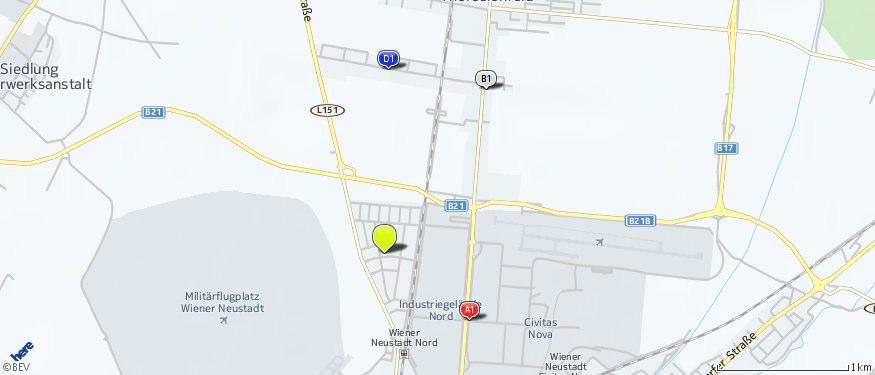 M Der hellgrüne Punkt markiert den Immobilienstandort, die Einrichtungen im Umkreis werden mit farblichen Pins angezeigt.