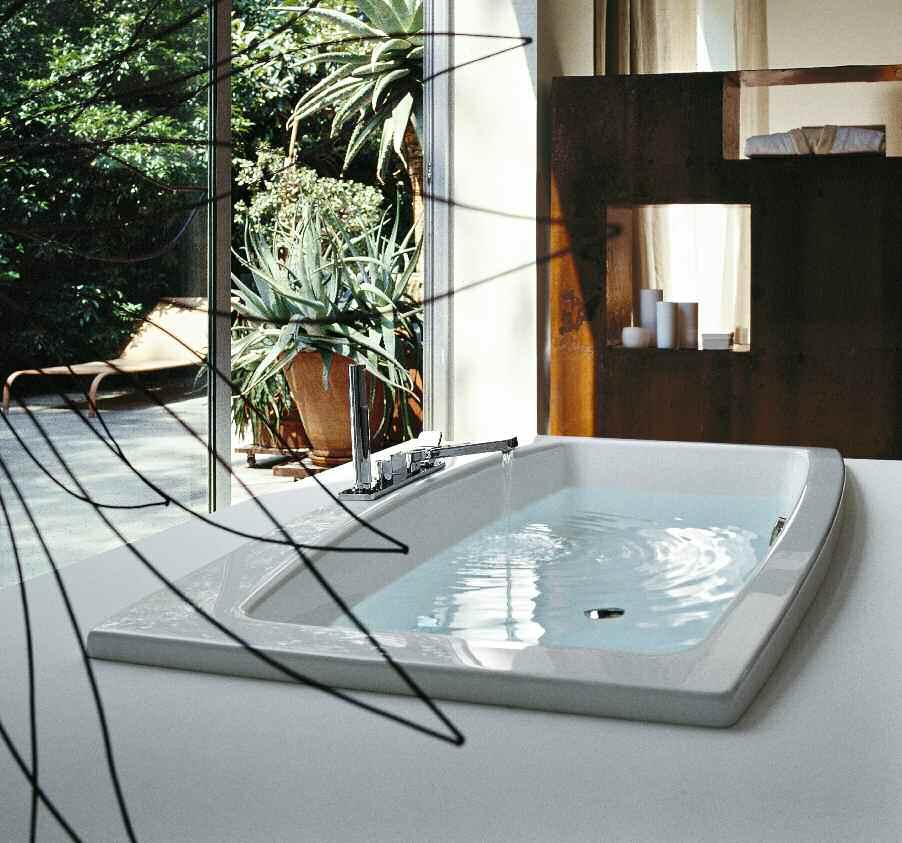 Die Bade- und Duschwannen von LAUFEN wurden für Menschen entwickelt, die ihr Zuhause als einen Ort der Entspannung und Erholung nutzen.