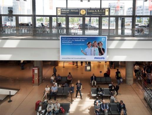 2 prominent platzierte Multi Display Screens im öffentlichen Bereich des Hamburg Airports (jeweils in der Abflughalle der