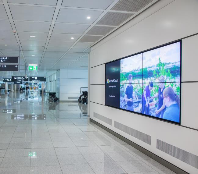erreichen. 2 digitale Wandflächen direkt im Laufweg der ankommenden und abfahrenden Passagiere von/nach Terminal 2.