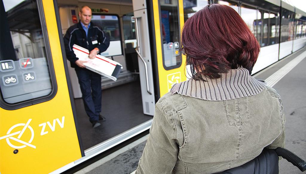 3. Der Lokführer kommt. Im Führerstand fährt immer eine Faltrampe mit.