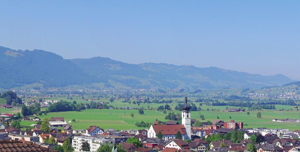 Privilegiert Lebensraum am Sonnenberg Kurzer Weg ins Dorfzentrum Die Wohnungen im «Weitblick» liegen erhöht am Sonnenhang, aber dennoch nahe beim Dorfzentrum.