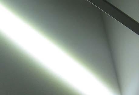 Hierbei wird der horizontal auf eine Wand montiert, so dass das Licht vertikal die Wand anstrahlt. Das an der Wand reflektierende Licht vermittelt den Eindruck einer leuchtenden Fläche.