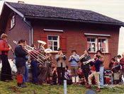 5x9 Festspiel 1974 Gsang ond Musig im Appezöllerland Original: Ordner C 274 Originalgrösse: 13x9.5 1974 C273 1974 C274 30 Jahre Gartenhüsli. Die Stegreifgruppe spielt s Gartehüsli-Wälzerli (v.