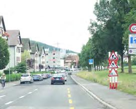Nebenstrasse innerorts Am weissen Signal «Ortsbeginn» haben Sie gerade bemerkt, dass Sie auf einer Nebenstrasse fahren, wo Rechtsvortritt gilt.