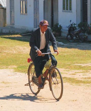 Ein Geschäftswagen für die Schule in Meiktila Vom Flughafen in Mandalay zur Shae Saung Blindenschule in Meiktila sind es etwa 150 Kilometer: Aber im offenen, klapprigen und überalterten Transporter,