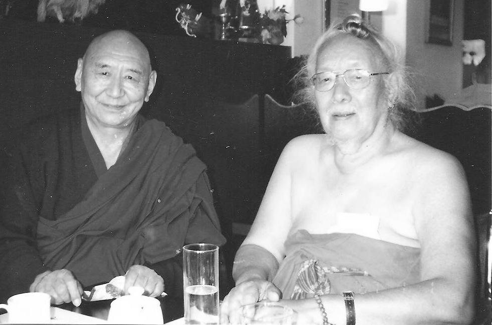 Bodhicitta Astrid Christen Hm, war da nicht dieser nette Geshe Thubten Ngawang, der mir bei der Zufluchtnahme mit seinen schwarzen tibetischen Augen tief in meine blauen norddeutschen Kulleraugen