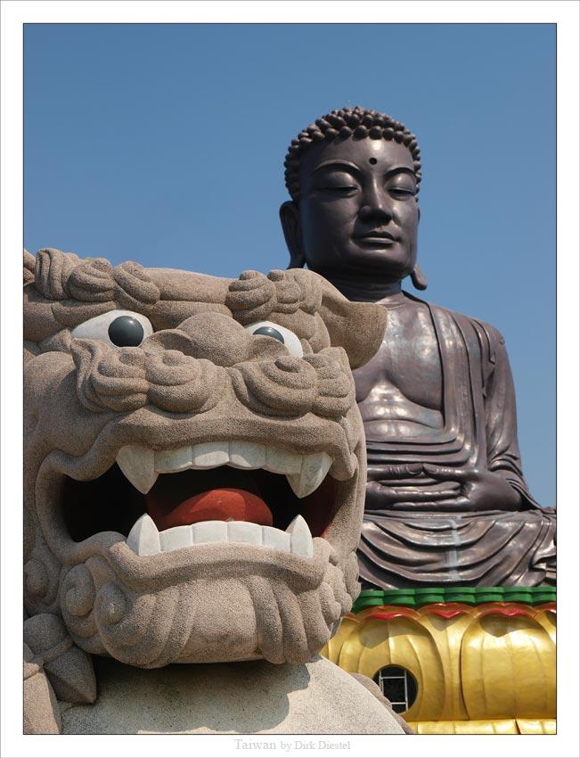 Bild der Woche (eingereicht von Dirk Diestel) Ein besonders schöner großer Buddha etwa 25 Meter hoch ist im BaGuaShan Park in