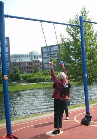 Fitnessgeräte für ältere Menschen in den Parks? Die Fitnessgeräte in den Parks wurden auf ihre Tauglichkeit für ältere Menschen geprüft.