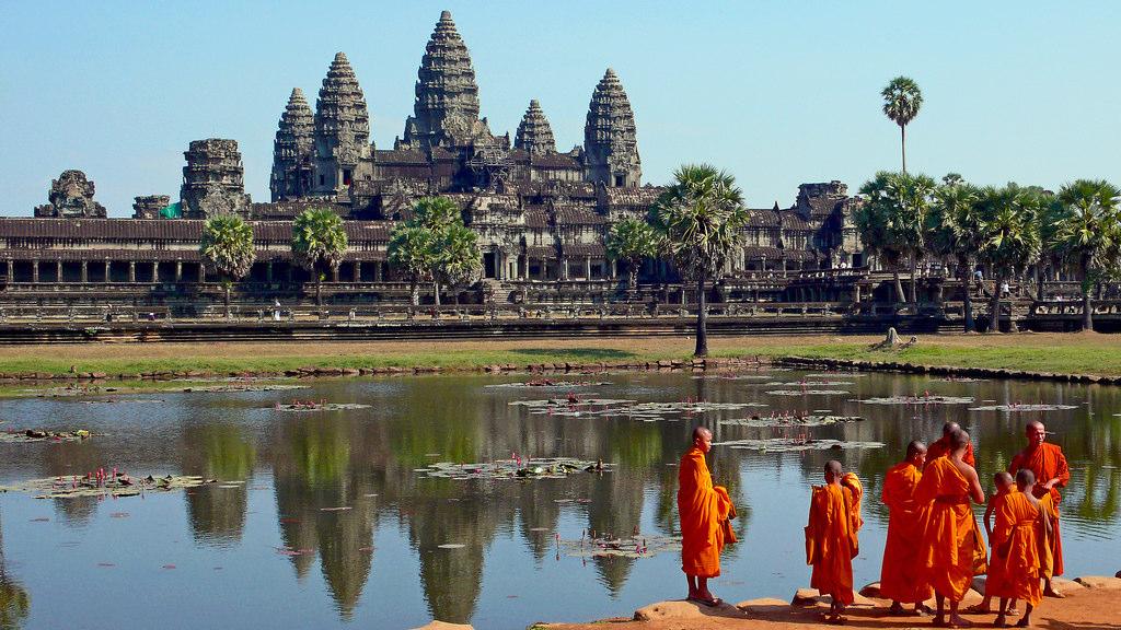 erlebte es seine Blütezeit, aus der einzigartige Tempelanlagen wie unter anderem in Angkor, der größte Tempelkomplex der Welt, in Banteay Srei, und in Roluos hervorgingen.