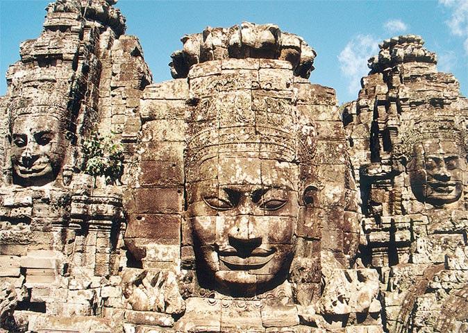 Am Vormittag steht der größte religiöse Tempel der Welt, der prächtige Angkor Wat auf dem Programm. Im frühen 12.