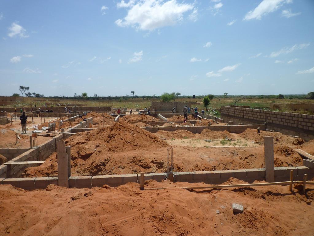 Bau des Betreuungs- und Ausbildungszentrums «Après-demain» in Zinder, Niger Die Schulm ädchen Nach 3 Ferienwochen, haben die 80 Mädchen der Vereinigung im August den Weg zur Schule wieder aufgenommen.