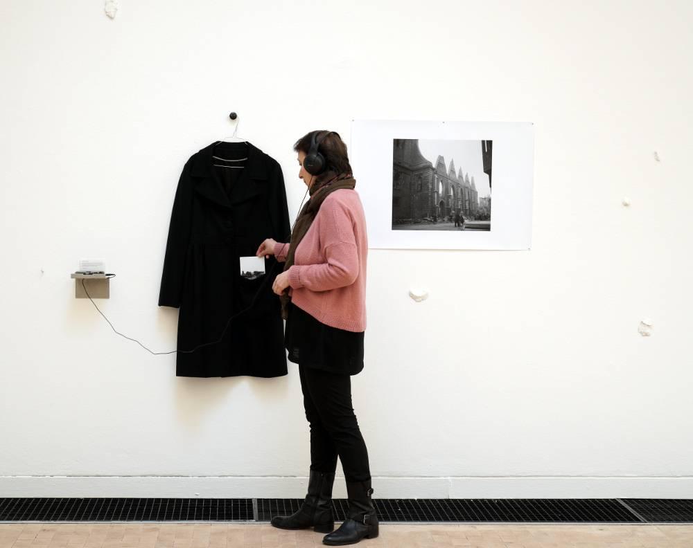 Die Installation bezieht sich auf die Ruine der Aegidienkirche, die in der Umgebung des Ausstellungsraumes der Städtischen Galerie Hannover liegt.