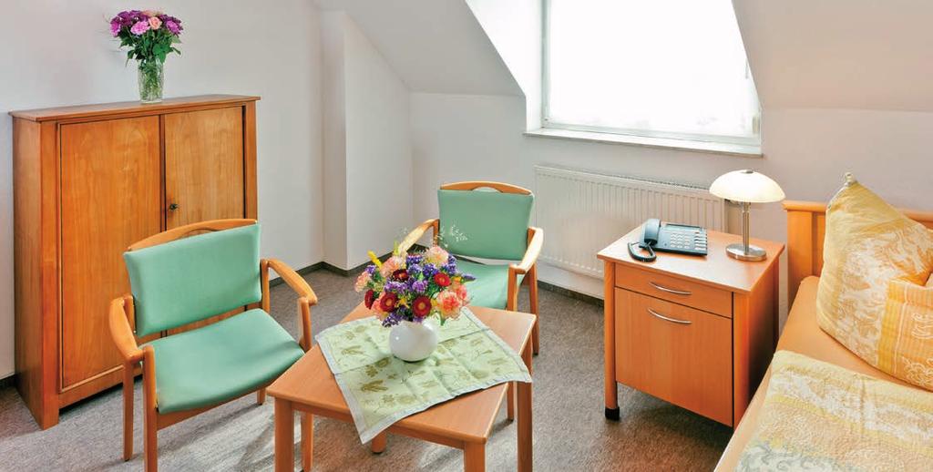 Mehr Leistung mehr Individualität Unsere Pflegezimmer Mehr Service Unsere Residenz verfügt über insgesamt 220 Pflegeplätze in hellen und gemütlichen Einzel- und Doppelzimmern teilweise mit Balkon bzw.