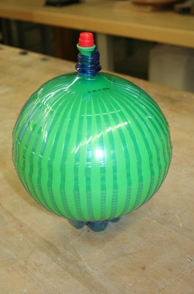 14. Stopfe in der Wartezeit einen Ballon mit einem aufgesetzten Ventil in den Flaschenhals der Petflasche.