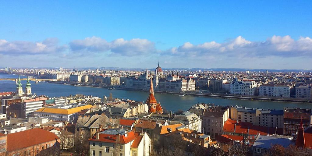 des Freiheitskampfes von den Habsburgern angelegte Zitadelle. Das Terrassenrestaurant bietet einen guten Weitblick, in den Kasematten ist ein Weinlokal eingerichtet.