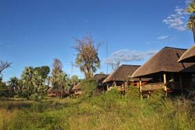 Das Nxai Pan Camp bietet einen 180 Grad Blick in die weite Savannenlandschaft und vom Sonnendeck aus, kann man auf ein Wasserloch schauen.