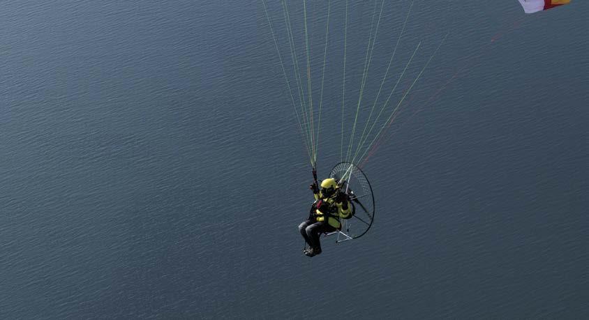 _32 _33 _DE Starten mit Motor Wähle zum Start eine ausreichend lange, flache oder leicht abschüssige Wiese. Starte den Schirm und warte, bis er über deinen Kopf steigt.